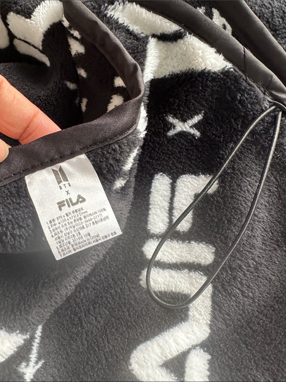 Fila Black and White BTS 'Speak Yourself' Graphic Throw - Picture 6 of 7
